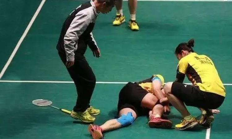 汪涵陪儿子参加马术比赛，嚼槟榔一脸享受，与老婆交替带娃引热议